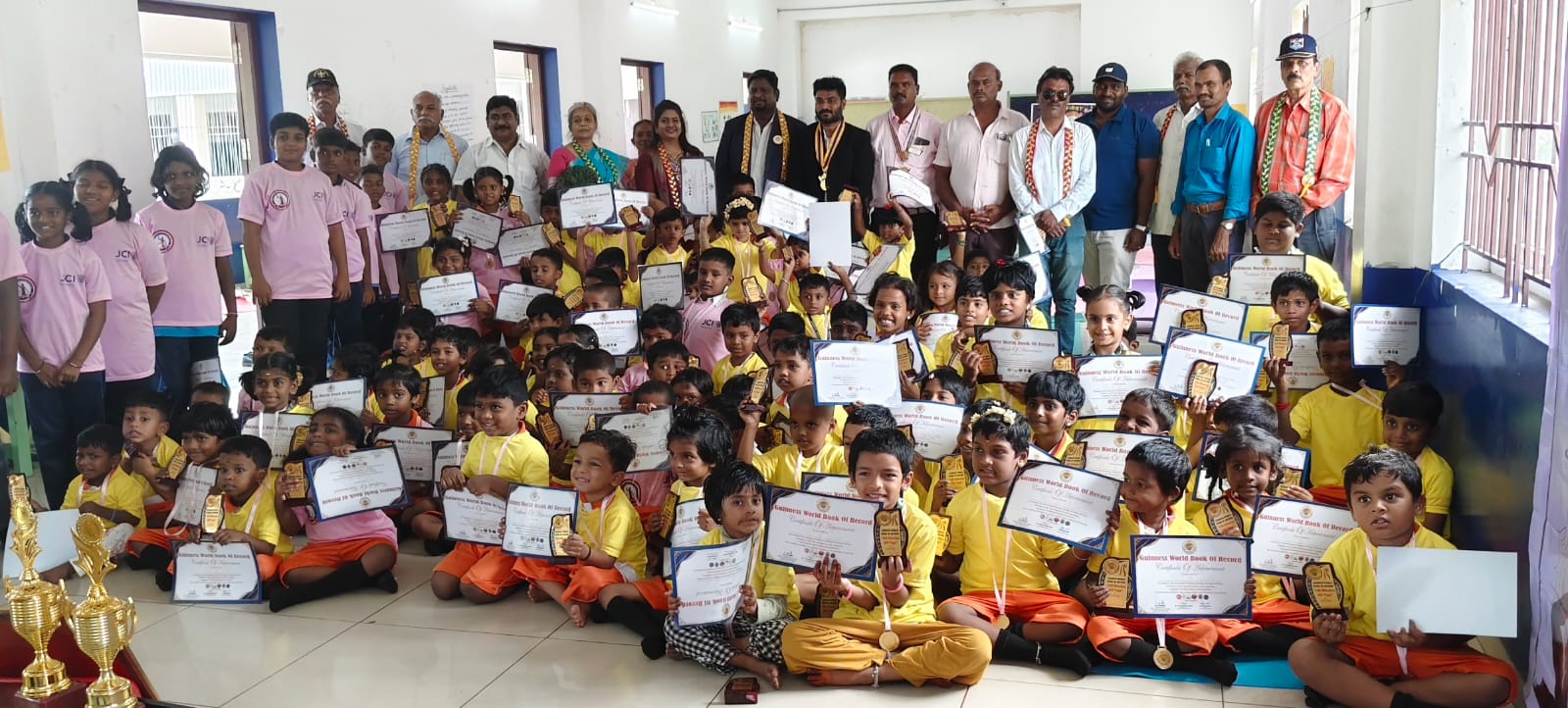 200 children posing in a mass asana event in Trichy